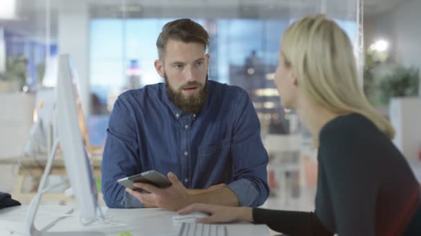 Designers Colaborando Projeto Trabalhando Computador Escritório Criativo — Vídeo de Stock