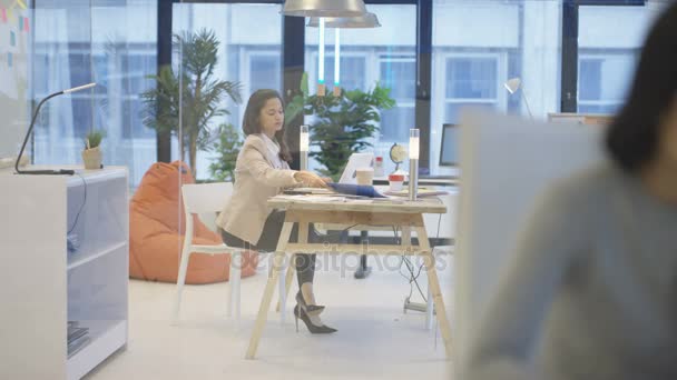 有吸引力的女商人在创造性的办公室头脑风暴与粘糊糊的笔记 — 图库视频影像