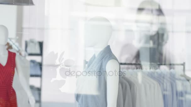 Interior Una Tienda Ropa Femenina Moda Con Percheros Maniquíes — Vídeos de Stock