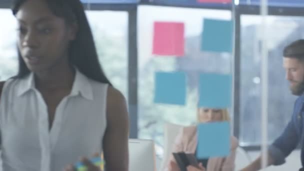 Équipe commerciale créative travaillant ensemble, jeune femme brainstorming avec des notes collantes .