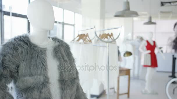 Wnętrze Modne Odzież Damska Przechowywania Wieszaki Ubrania Manekiny — Wideo stockowe