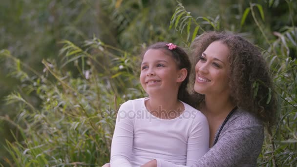 Feliz Mãe Filha Divertindo Dia Zoológico — Vídeo de Stock