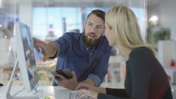 Diseñadores Colaborando Proyecto Trabajando Computadora Oficina Creativa — Vídeo de stock