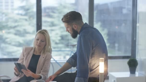 Équipe commerciale créative travaillant ensemble, jeune femme brainstorming avec des notes collantes .