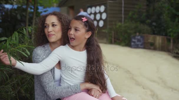 Feliz Mãe Filha Divertindo Dia Zoológico — Vídeo de Stock