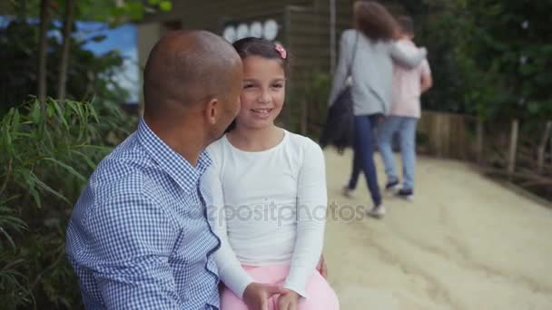 Feliz Pai Filha Divertindo Dia Zoológico — Vídeo de Stock