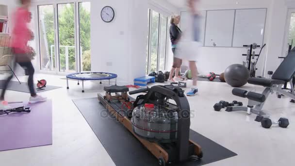 Tid Förfaller Hälsosam Aktiv Mogen Grupp Tränar Gymmet — Stockvideo