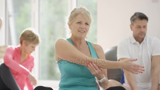 Zralé Ženské Fitness Instruktor Cvičit Klienty Cvičení Třídy — Stock video