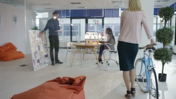 Kreativ Design Team Arbetar Tillsammans Och Samarbetar Ett Projekt — Stockvideo