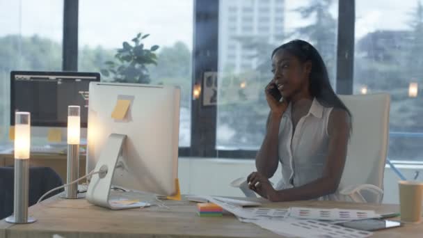 Empresaria Hablando Por Teléfono Trabajando Computadora Oficina Creativa — Vídeos de Stock