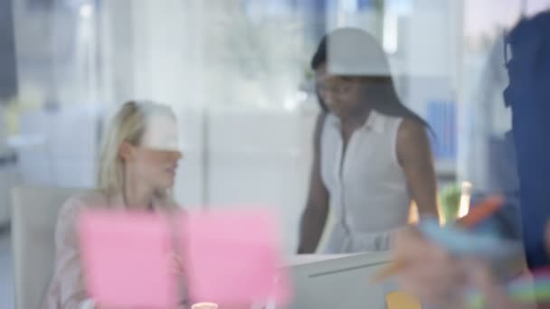 Équipe commerciale créative remue-méninges avec des notes collantes dans le bureau de la ville .