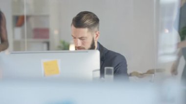 Birlikte çalışma modern office neşeli yaratıcı tasarım ekibi.