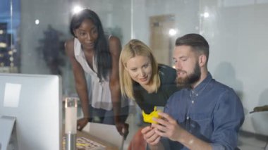 Bir proje üzerinde işbirliği, konsept modeli arıyorum ve bilgisayarda çalışan yaratıcı tasarım ekibi.