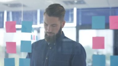 Ofiste yapışkan notlar ile beyin fırtınası işadamı portresi kapatın.