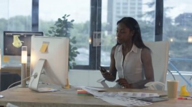 Evet ve yaratıcı ofiste bilgisayar üzerinde çalışan bir işkadını.