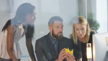 Bir proje üzerinde işbirliği, konsept modeli arıyorum ve bilgisayarda çalışan yaratıcı tasarım ekibi.