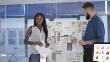 Sunu Yöneticisi veya istemci yaratıcı Office tasarımcılar.