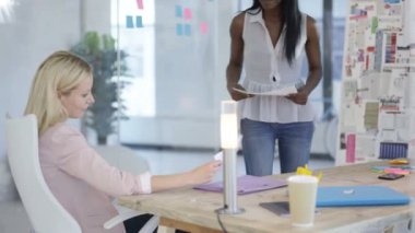 Sunu Yöneticisi veya istemci yaratıcı Office tasarımcılar.