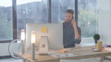 Evet ve yaratıcı ofiste bilgisayar üzerinde çalışan geçici iş adamı.