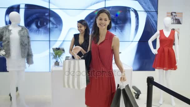 Молодая Женщина Делает Покупки Модном Магазине Одежды Выходя Магазина Большим — стоковое видео