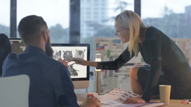Bir Proje Üzerinde Işbirliği Tasarımcıları Yaratıcı Ofiste Bilgisayar Üzerinde Çalışan — Stok video