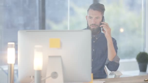 Homem Negócios Casual Falando Por Telefone Trabalhando Computador Escritório Criativo — Vídeo de Stock