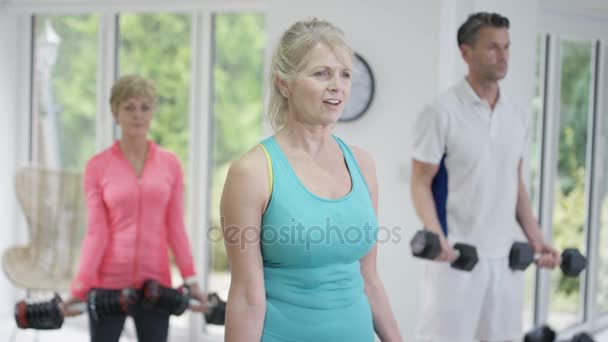 Instructor Fitness Matur Care Lucrează Ridică Greutăți Clienții Sala Gimnastică — Videoclip de stoc