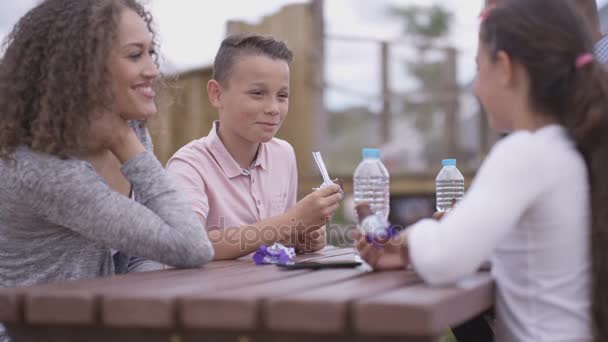 Ευτυχισμένη Οικογένεια Τρώει Σνακ Στο Υπαίθριο Τραπέζι Κατά Διάρκεια Καλοκαίρι — Αρχείο Βίντεο