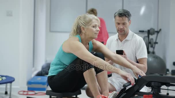 Trener Fitness Pomocą Aplikacji Smartphone Pociągu Dojrzałe Kobiety Klienta — Wideo stockowe