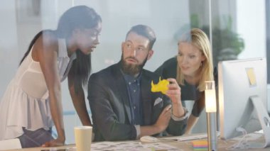 Bir proje üzerinde işbirliği, konsept modeli arıyorum ve bilgisayarda çalışan yaratıcı tasarım ekibi.