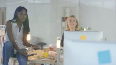 Modern ofis fikirler için beyin fırtınası neşeli yaratıcı tasarım ekibi.