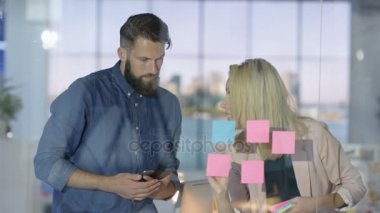 İş adamı ve yaratıcı Office yapışkan notlar ile beyin fırtınası kadın.