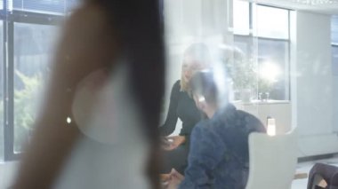 Bir proje üzerinde işbirliği tasarımcıları yaratıcı ofiste bilgisayar üzerinde çalışan.