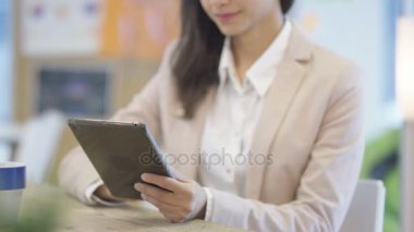 4k bilgisayar tablet ile onun masasında çalışma gülümseyen iş kadını portresi