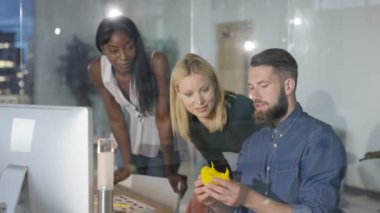 Bir proje üzerinde işbirliği, konsept modeli arıyorum ve bilgisayarda çalışan yaratıcı tasarım ekibi.