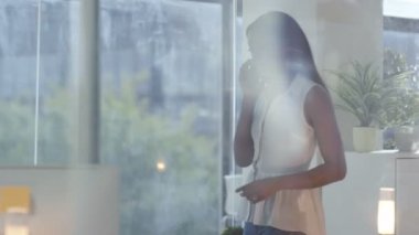 Evet ve yaratıcı ofiste bilgisayar üzerinde çalışan bir işkadını.