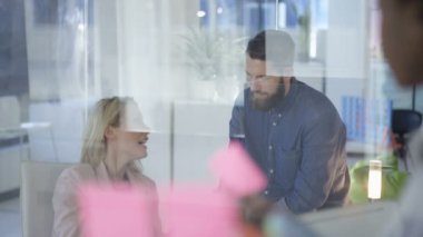 Yaratıcı iş takım şehir Office yapışkan notlar ile beyin fırtınası.