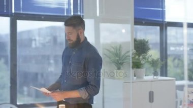 Birlikte, yapışkan notlar ile beyin fırtınası genç kadın çalışan yaratıcı iş takım.