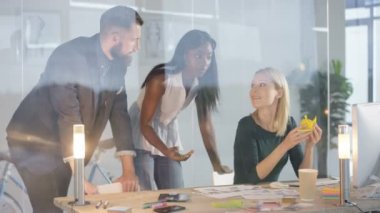 Bilgisayar önünde fikirler için beyin fırtınası yaratıcı tasarım ekibi.