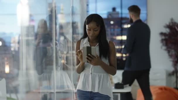 Retrato Sonriente Mujer Negocios Con Tablet Compañeros Trabajo Vista Ciudad — Vídeo de stock