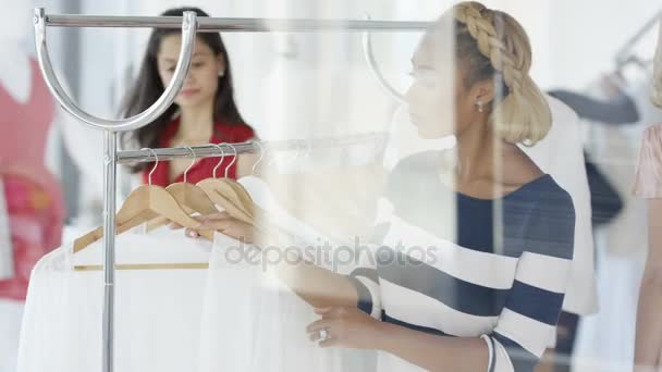 Красивая Женщина Покупает Одежду Модном Магазине — стоковое видео