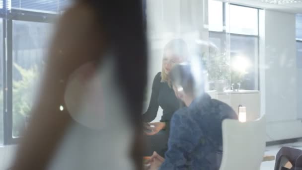 Designers collaborant sur un projet, travaillant sur ordinateur dans un bureau de création .