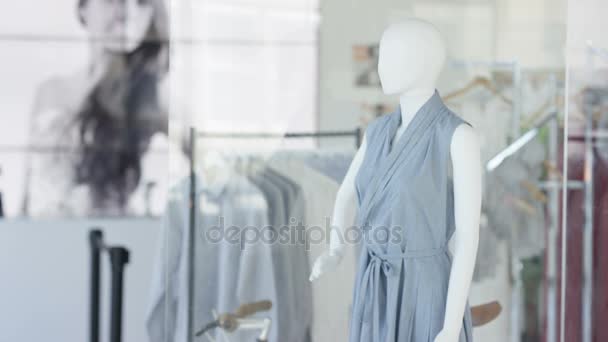 Інтер Модного Магазину Жіночого Одягу Стелажами Одягу Манекеном — стокове відео