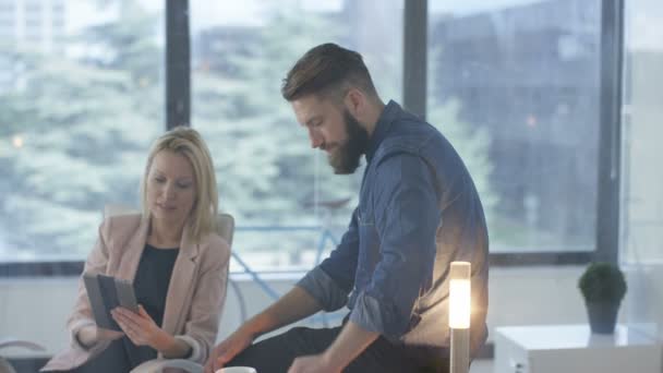 Équipe commerciale créative travaillant ensemble, jeune femme brainstorming avec des notes collantes .