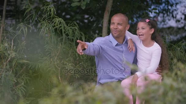 Gelukkige Familie Plezier Dagje Uit Dierentuin — Stockvideo