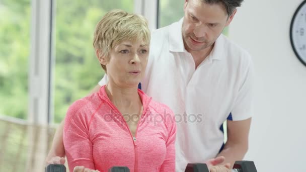 Healthy Mature Woman Working Out Gym Personal Trainer — Stock Video