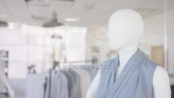 时尚女装服装店内饰与衣架和模特 — 图库视频影像