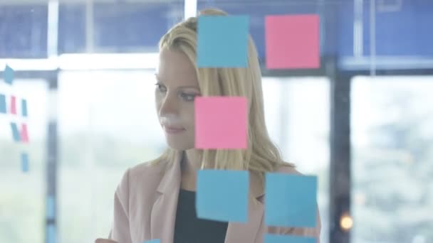 Nahaufnahme Porträt Einer Geschäftsfrau Brainstorming Mit Klebrigen Notizen Büro — Stockvideo