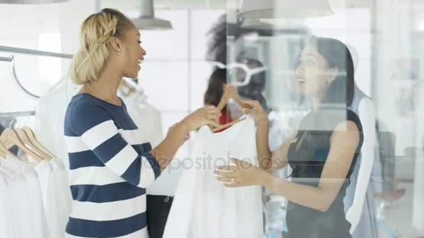 Vrouwelijke Klanten Winkelen Assistentie Trendy Boutique Kledingwinkel Klerk — Stockvideo