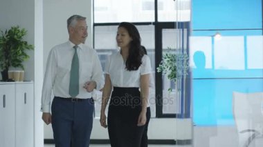 4 k uluslararası iş takım yürüyüş ve video duvar Dünya Haritası ile toplantı için ofiste konuşmak